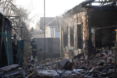 "Їх витягували через вікно": фоторепортаж з місця атаки безпілотників на приватні будинки у Черкаси
