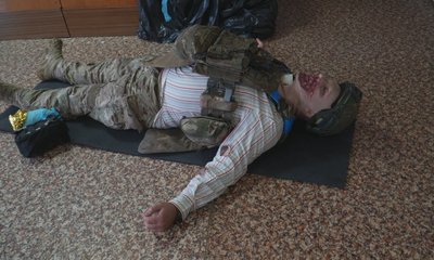 "Крики людей та хвилини на порятунок". Як медики 128-ї бригади тероборони ЗСУ проходять навчання "Крики людей та хвилини на порятунок". Як медики 128-ї бригади тероборони ЗСУ проходять навчання