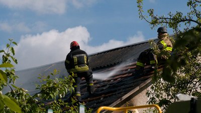 Люди гасили пожежу шлангом для поливу городу: очевидець про наслідки атаки РФ на приватний сектор у Чернігові Люди гасили пожежу шлангом для поливу городу: очевидець про наслідки атаки РФ на приватний сектор у Чернігові