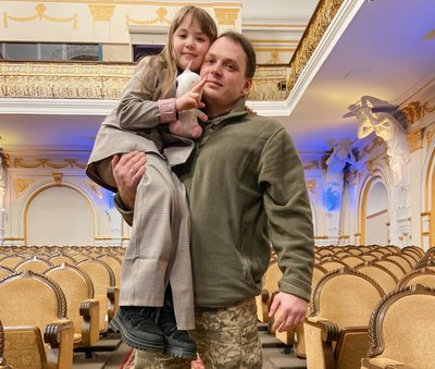 "Пишається і родина, і військові": дев’ятирічна Соломія з Дніпра грою на сопілці збирає гроші на ЗСУ "Пишається і родина, і військові": дев’ятирічна Соломія з Дніпра грою на сопілці збирає гроші на ЗСУ