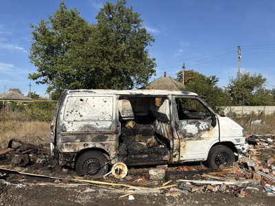 Розбите авто через влучання дронів у Чугуєві Розбите авто через влучання дронів у Чугуєві