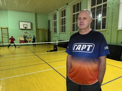 Ветерани у Полтаві приносять зарядну станцію, аби мати тренування з волейболу сидячи Ветерани у Полтаві приносять зарядну станцію, аби мати тренування з волейболу сидячи