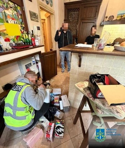 Друкували "консульські посвідчення" за гроші: на Київщині викрили схему переправлення ухилянтів за кордон Друкували "консульські посвідчення" за гроші: на Київщині викрили схему переправлення ухилянтів за кордон