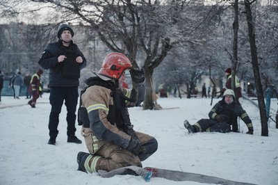 Рятувальники біля будинку, пошкодженого ударом РФ у Салтівському районі Харкова, 3 лютого 2026 року