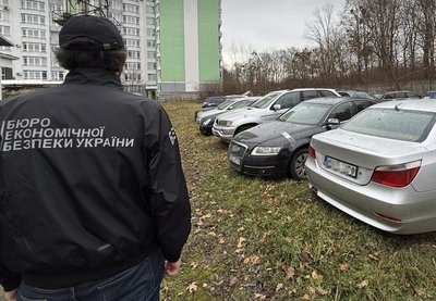 На Львівщині чоловіка підозрюють у незаконному ввезенні автомобілів в Україну під виглядом гуманітарки На Львівщині чоловіка підозрюють у незаконному ввезенні автомобілів в Україну під виглядом гуманітарки