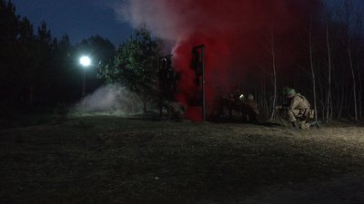 Як тренуються курсанти у вечірню пору доби в одному із навчальних центрів Сухопутних військ України Як тренуються курсанти у вечірню пору доби в одному із навчальних центрів Сухопутних військ України