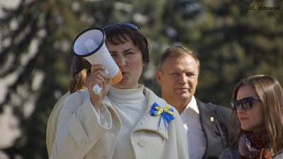 У Херсоні провели в останню путь волонтерку Римму Бараненко, яка загинула через атаку дрона РФ У Херсоні провели в останню путь волонтерку Римму Бараненко, яка загинула через атаку дрона РФ