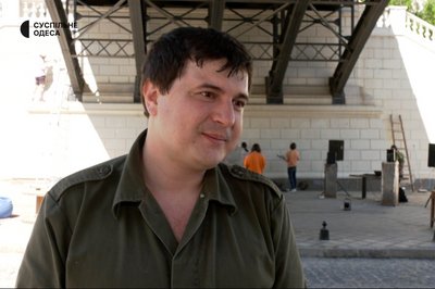 Під музику з валиками: волонтери провели суботник під мостом Кацебу в Одесі Під музику з валиками: волонтери провели суботник під мостом Кацебу в Одесі
