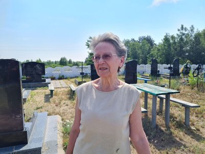 Лідія Шкарупинська каже, що зірвати прапори з могили загиблого захисника могли лише покидьки Лідія Шкарупинська каже, що зірвати прапори з могили загиблого захисника могли лише покидьки