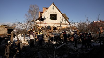 "Вікон та стелі немає, а ялинка вистояла": що розповідають мешканці пошкоджених будинків про атаку РФ на Чернігів "Вікон та стелі немає, а ялинка вистояла": що розповідають мешканці пошкоджених будинків про атаку РФ на Чернігів