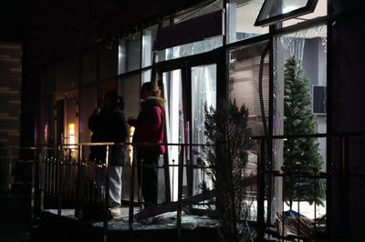 Мешканці пошкодженого влучанням дому в Харкові, 28 лютого 2025 року Мешканці пошкодженого влучанням дому в Харкові, 28 лютого 2025 року