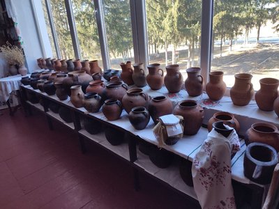 У світлиці зберігається 88 глечиків різної форми, березень 2026 року, Хмельниччина У світлиці зберігається 88 глечиків різної форми, березень 2026 року, Хмельниччина
