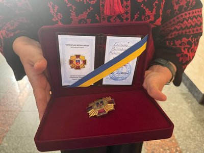 "Світлий обовʼязок памʼяті": у Черкасах рідним загиблих військових вручили нагороди "Світлий обовʼязок памʼяті": у Черкасах рідним загиблих військових вручили нагороди