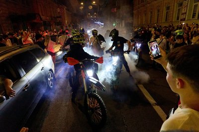 Вулиця Сумська у Харкові під час стихійних гулянь на День міста Вулиця Сумська у Харкові під час стихійних гулянь на День міста