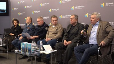 Kıyivde USQ tarafından "Moskva" Rusiye kreyserine ücüm aqqında kitap taqdim etildi Kıyivde USQ tarafından "Moskva" Rusiye kreyserine ücüm aqqında kitap taqdim etildi