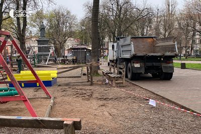 Демонтували інклюзивний дитячий майданчик на Соборній площі в Одесі Демонтували інклюзивний дитячий майданчик на Соборній площі в Одесі