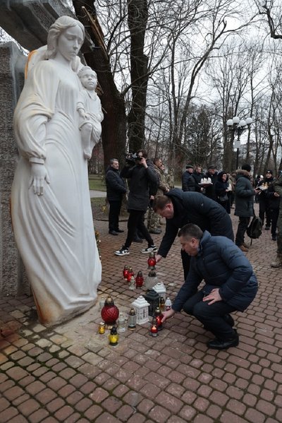 У Івано-Франківську вшанували пам'ять героїв Крут і бійців, загиблих у російсько-українській війні У Івано-Франківську вшанували пам'ять героїв Крут і бійців, загиблих у російсько-українській війні