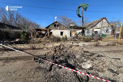 Пошкоджені дахи, вибиті вікна та розтрощені автівки: фото наслідків російської атаки на Одещину 6 березня Пошкоджені дахи, вибиті вікна та розтрощені автівки: фото наслідків російської атаки на Одещину 6 березня