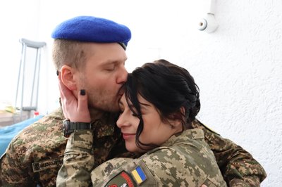 У Житомирській лікарні одружилися військовослужбовці Валентин та Ірина У Житомирській лікарні одружилися військовослужбовці Валентин та Ірина