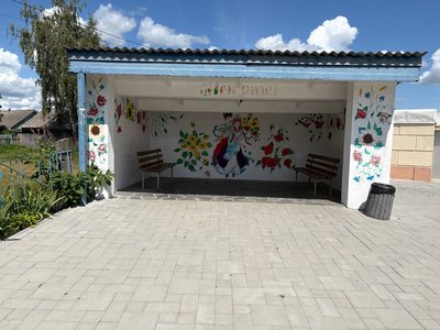 Медична сестра з Житомирщини розписала понад 50 глечиків і прикрасила сільську зупинку Медична сестра з Житомирщини розписала понад 50 глечиків і прикрасила сільську зупинку