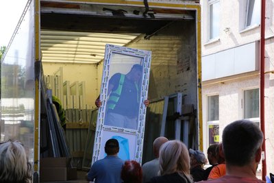 До Полтави надійшли нові вікна для постраждалих внаслідок обстрілів будинків