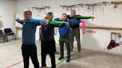 "Відпочиваємо душею": як ветерани в Умані на Черкащині опановують стрільбу з лука "Відпочиваємо душею": як ветерани в Умані на Черкащині опановують стрільбу з лука