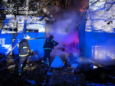 Понад 10 житлових будинків пошкоджено через нічну атаку РФ на Одещину Понад 10 житлових будинків пошкоджено через нічну атаку РФ на Одещину