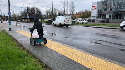 Ольга рухається вулицями Миколаєва, квітень 2023 року Ольга рухається вулицями Миколаєва, квітень 2023 року
