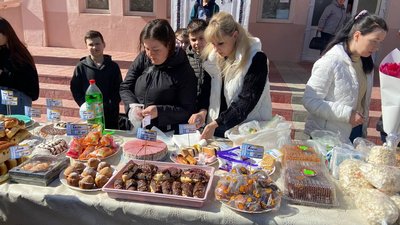 На шкільному ярмарку в селі на Вінниччині зібрали понад 20 тисяч гривень на дрони для ЗСУ На шкільному ярмарку в селі на Вінниччині зібрали понад 20 тисяч гривень на дрони для ЗСУ