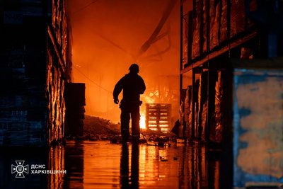 Рятувальники гасять пожежу у складській будівлі в Холодногірському районі Харкова Рятувальники гасять пожежу у складській будівлі в Холодногірському районі Харкова