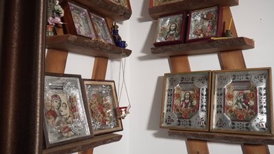Понад дві сотні фольгових ікон зібрали у домашньому музеї колекціонери з Рівненщини Понад дві сотні фольгових ікон зібрали у домашньому музеї колекціонери з Рівненщини
