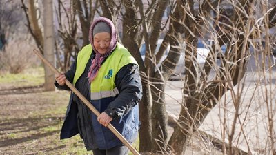 Понад 40 років дбає про чистоту дворів: історія комунальниці з Вінниці Понад 40 років дбає про чистоту дворів: історія комунальниці з Вінниці