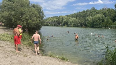 Люди купаються у водоймі в Харкові Люди купаються у водоймі в Харкові
