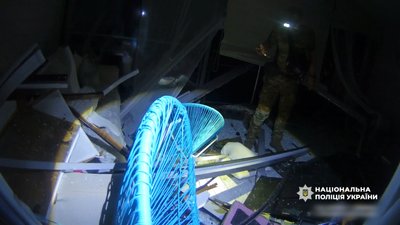 Влучання дрона в багатоповерхівку в Одесі: БпЛА знешкодили вибухотехніки Влучання дрона в багатоповерхівку в Одесі: БпЛА знешкодили вибухотехніки