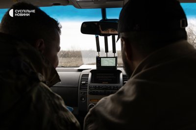 Військові дивляться на детектор дронів, який показує відеосигнал з російського FPV-дрона, що літає поблизу Військові дивляться на детектор дронів, який показує відеосигнал з російського FPV-дрона, що літає поблизу