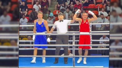 Боксер із Мелітополя Айдер Абдураімов під час оголошення переможця 1/4 олімпійського турніру в Таїланді Боксер із Мелітополя Айдер Абдураімов під час оголошення переможця 1/4 олімпійського турніру в Таїланді