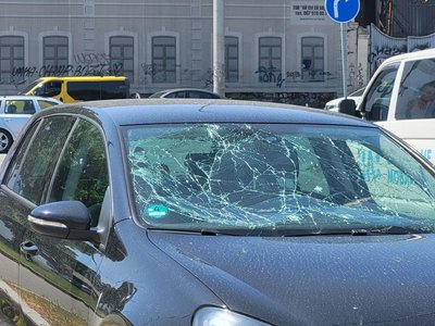 Пошкоджене авто внаслідок ракетна атака РФ на Київ 29 травня 2029 року