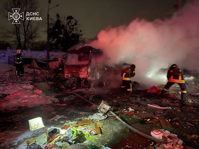 Внаслідок атаки РФ у Києві поранені двоє жінок, в області — чоловік. Спалахнули пожежі, є пошкодження будівель Внаслідок атаки РФ у Києві поранені двоє жінок, в області — чоловік. Спалахнули пожежі, є пошкодження будівель