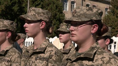 Вперше за 25 років дівчата пройшли посвяту в Острозькому військовому ліцеї. Як це відбувалося Вперше за 25 років дівчата пройшли посвяту в Острозькому військовому ліцеї. Як це відбувалося