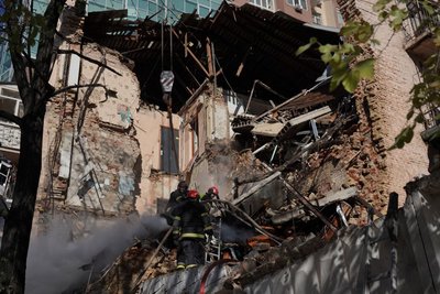 Рятувальники розбирають завали будинку, у який поцілив дрон-камікадзе, Київ, 17 жовтня