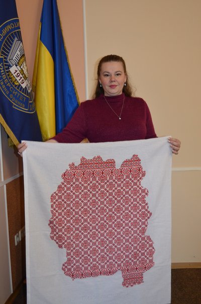 Мапу Житомирщини вишила в рамках проєкту "Наукою вишиваємо Україну" викладачка ЖДУ імені Івана Франка Юлія Мінгальова Мапу Житомирщини вишила в рамках проєкту "Наукою вишиваємо Україну" викладачка ЖДУ імені Івана Франка Юлія Мінгальова
