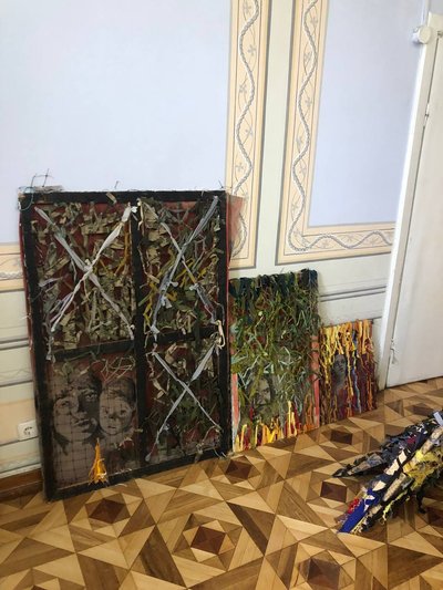 У Львові художник створює картини у техніці плетіння маскувальних сіток У Львові художник створює картини у техніці плетіння маскувальних сіток