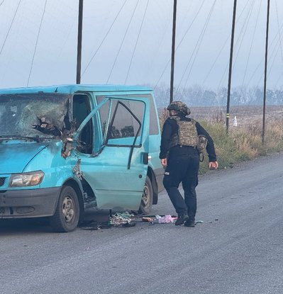 Автівка, яка була пошкоджена через російський удар на автодорозі Золочів-Дергачі Автівка, яка була пошкоджена через російський удар на автодорозі Золочів-Дергачі