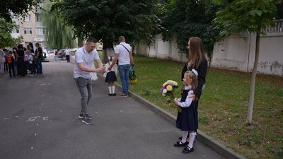 День знань у Вінниці: майже 4 тисячі першокласників пішли до школи День знань у Вінниці: майже 4 тисячі першокласників пішли до школи