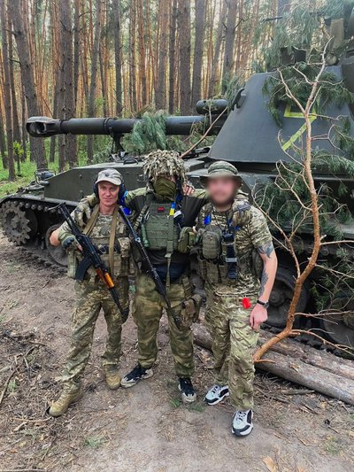 Українські військові біля танку в лісі Українські військові біля танку в лісі