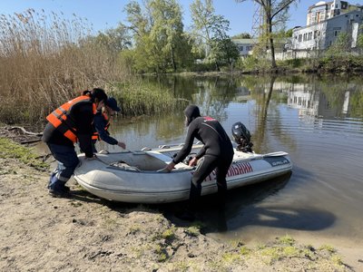 "Дерева, автомобільні шини та побутове сміття": водолази у Полтаві очищають дно Ворскли "Дерева, автомобільні шини та побутове сміття": водолази у Полтаві очищають дно Ворскли