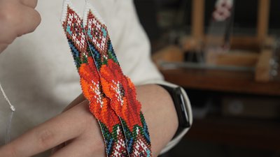 Гердани, браслети, силянки та аксесуари для машин: 16-річний чернігівець понад 2 роки створює вироби з бісеру Гердани, браслети, силянки та аксесуари для машин: 16-річний чернігівець понад 2 роки створює вироби з бісеру