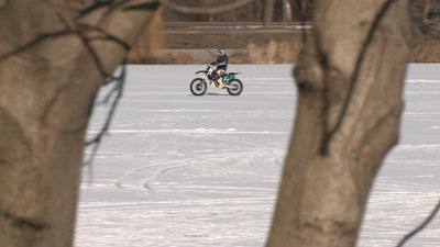 Тренувалися на кризі озера Басів Кут мотогонщини у Рівному Тренувалися на кризі озера Басів Кут мотогонщини у Рівному