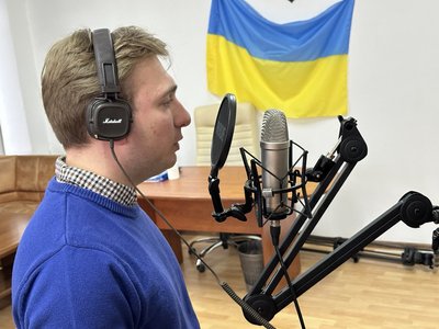 Озвучили Сімсонів: в Ужгороді студенти створили студію дубляжу і озвучують українською відомі мультфільми Озвучили Сімсонів: в Ужгороді студенти створили студію дубляжу і озвучують українською відомі мультфільми