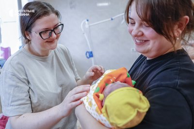 Обидві Настіні подруги не стримують сліз, коли беруть на руки малу Андріївну Обидві Настіні подруги не стримують сліз, коли беруть на руки малу Андріївну